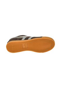 Zapatillas de ante marrón con rayas gris claro, suela de goma con un patrón de espiga y detalle del logotipo en la parte inferior.