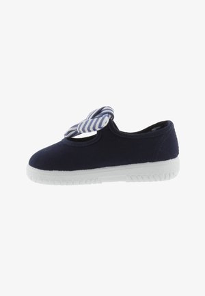 Scarpe in tela blu navy con suola in gomma bianca, caratterizzate da un'accoppiatura a fiocco a strisce sulla parte anteriore e un design della punta rotonda.
