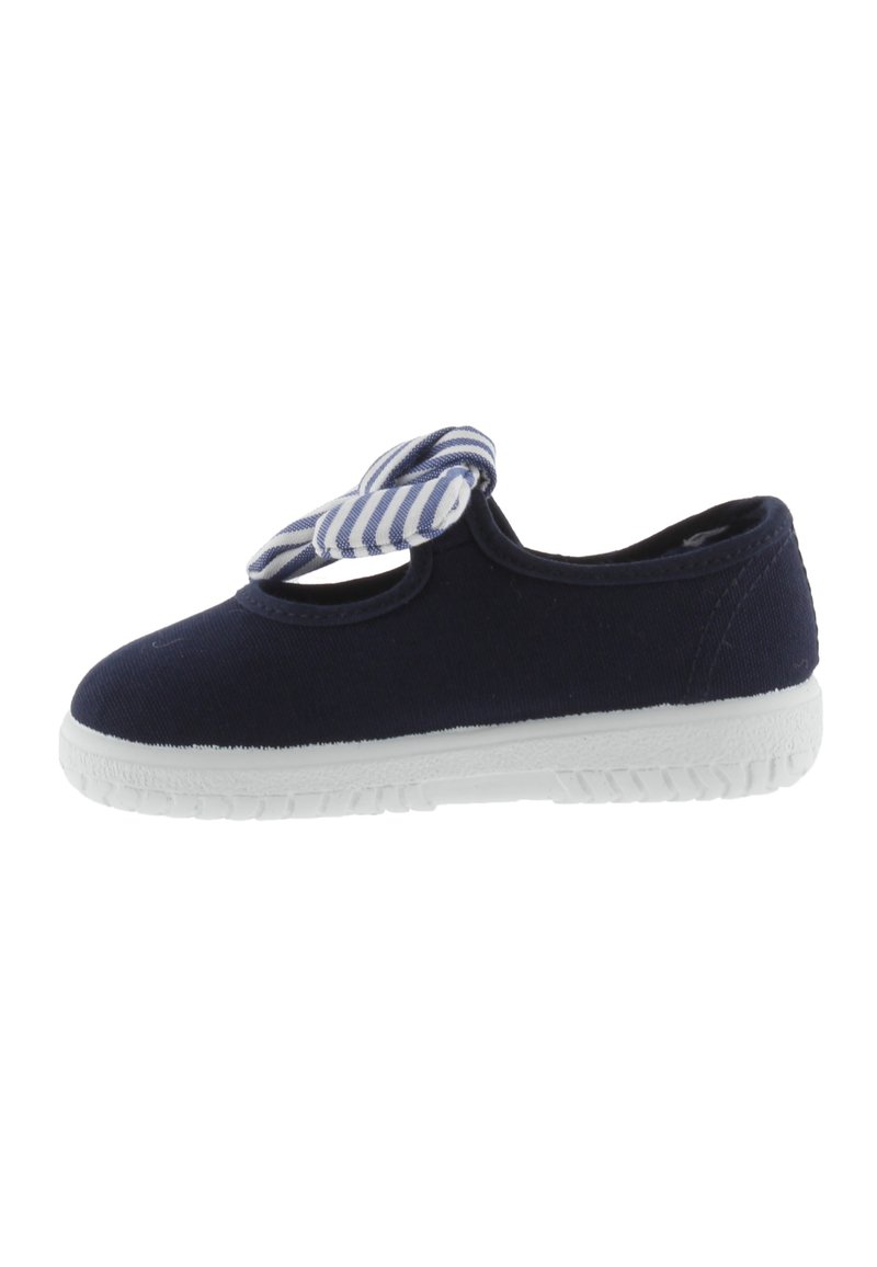 Zapato de lona navy con suela de goma blanca, que presenta un lazo a rayas en la parte delantera y un diseño de punta redonda.