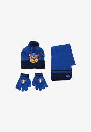 Blauwe winterset met een muts met een cartoon honden gezicht en pompon, bijhorende handschoenen met poot patches, en een gestreepte sjaal met het label "Paw Patrol."