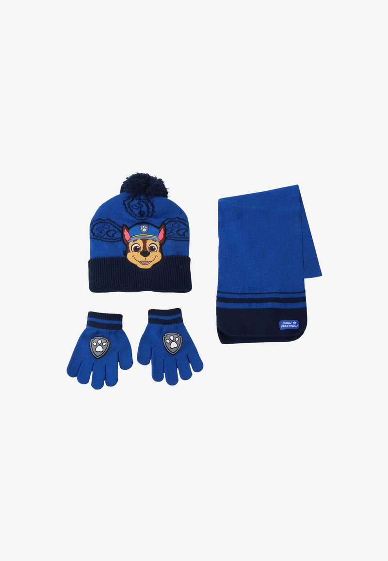 Set invernale blu con cappello che presenta il volto di un cane dei cartoni animati e un pon-pon, guanti abbinati con toppe a forma di zampa e una sciarpa a righe con etichetta "Paw Patrol."