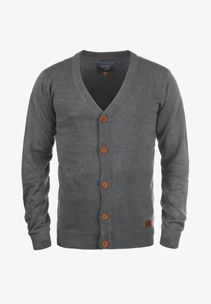 Grijze gebreide cardigan met een V-hals, leren knopen, geribde manchetten en een textuurstof. Merklabel zichtbaar in de halslijn.