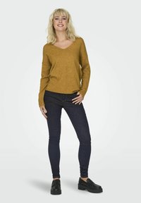 ONLY ONLRICA LIFE V NECK - Strikkegenser - golden spice