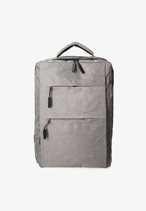 Grijze stoffen rugzak met een rechthoekige vorm, twee ritszakken aan de voorkant en een handvat bovenop. Textuur materiaal en zwarte rits trekkers.