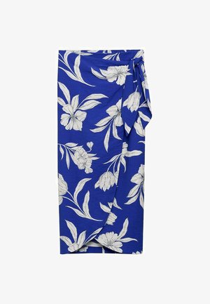 Blauwe wikkelrok met witte bloemenpatronen. Gemaakt van lichtgewicht stof met een strikdetail op de taille. Soepele textuur en rechte snit.