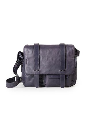 Borsa a tracolla in pelle viola scuro con due cinghie frontali, tracolla regolabile e dettagli di cucitura visibili. Design compatto e strutturato.