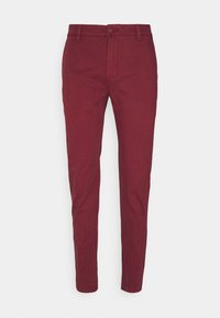 Pantaloni di cotone bordeaux slim fit, con chiusura a bottone, passanti per cintura e una superficie liscia, leggermente texture.