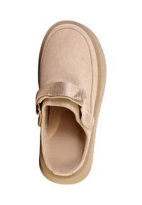 Chaussure beige sans lacets avec semelle texturée et sangle en tissu ajustable sur le dessus, vue de dessus sur fond blanc.