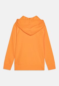 Sudadera naranja con un bolsillo delantero, mangas largas, puños acanalados y capucha con cordón; textura de tela suave y lisa.