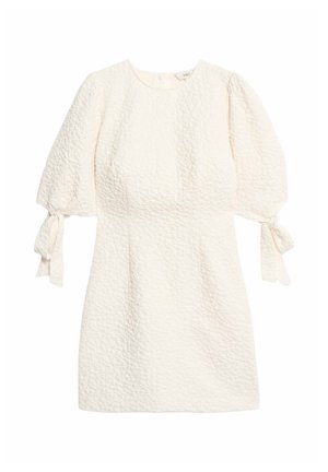 Weißes Kleid aus strukturiertem Stoff, mit kurzen Puffärmeln und Ripsbandverschluss, sowie einer taillierten Silhouette.