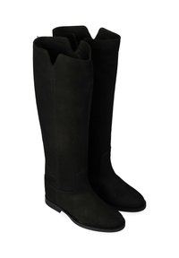 Bottes noires montantes en daim avec une texture lisse, un bout pointu et une semelle plate. Présente un design découpe en haut.