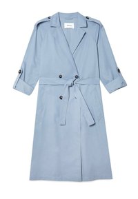 Jasnoniebieski trencz z długimi rękawami, detalami z guzikami, paskiem wiązanym w talii oraz dwoma przednimi kieszeniami. Gładka faktura tkaniny.