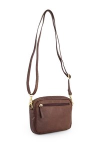 Brun læder crossbody taske med guldt hardware, rektangulær form, lynlåslukket hovedrum og forrest lomme. Justerbar strop inkluderet.