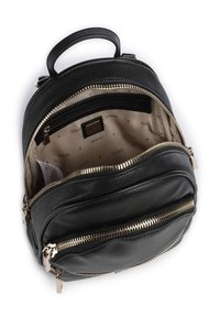 Sac à dos en cuir noir avec double zip, quincaillerie dorée et finitions texturées. L'intérieur présente une doublure beige avec un motif de logo et une poche zippée.