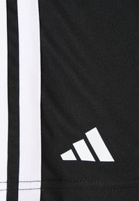 Zwarte sportshorts met twee witte verticale strepen en een wit Adidas-logo. Gemaakt van een gladde, rekbare stof.