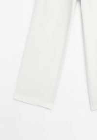Pantalon blanc droit sur mesure avec une finition propre, présenté à plat sur un fond blanc.