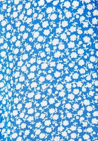 Blaues Gewebe mit einem kleinen weißen Blumenmuster, das filigran detaillierte Blütenblätter und Blätter aufweist und so ein strukturiertes Erscheinungsbild erzeugt.