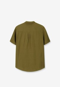 Korte mouwen olijfgroene shirt, gemaakt van textuurstof, met een achterste plooi detail en een afgeronde zoom.