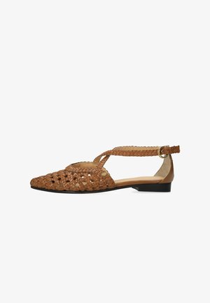 Flacher, brauner Schuh aus geflochtenem Leder mit spitz zulaufender Zehenpartie, offenen Seiten und verstellbarem Knöchelriemen mit goldfarbener Schnalle.