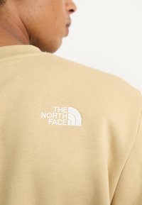 The North Face RELAXED ESSENTIAL - Felpa - khaki stone