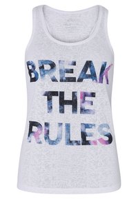 Camiseta sin mangas blanca con el texto "BREAK THE RULES" en un degradado de azul y rosa. Presenta una textura suave y un diseño sin mangas.