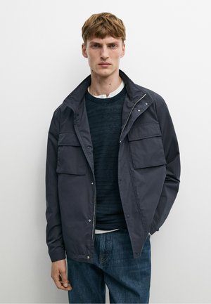 Massimo Dutti, TECHNICAL FABRIC JACKET WITH POCKET DETAILS - Let jakke / Sommerjakker - dark blue