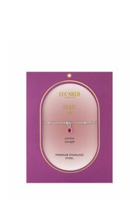 Zilveren armband met een ronde rode edelsteen hanger, weergegeven op een paarse kaart met gouden accenten, gelabeld "Robijn Juli," met tekst over kracht.