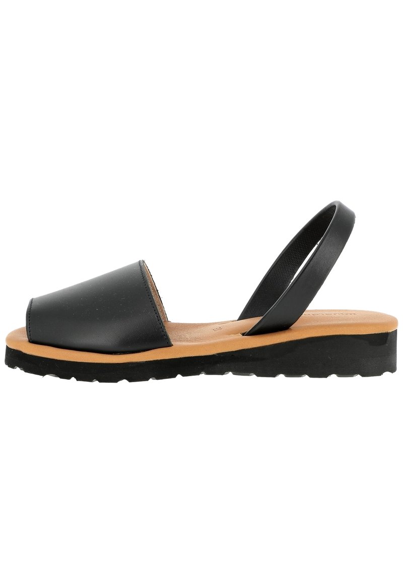 Czarne skórzane sandały typu slingback z szerokim paskiem na przedzie, brązową wkładką i teksturowaną gumową podeszwą zapewniającą przyczepność. Prosty i płaski design.