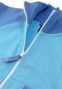 Niebieska kurtka zapinana na zamek błyskawiczny o dwukolorowym designie; cechuje się miękką teksturą, prążkowanym kołnierzem oraz białym zamkiem z taśmą do chwytania.