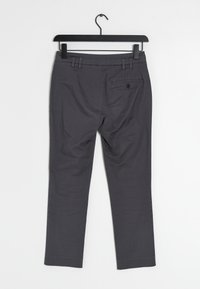 Grijze katoenen broek met een rechte pijp, voorzien van riemlussen, een enkele knoop op de achterzak en een vlakke voorkant.