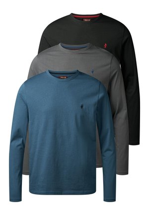 Drei langärmelige T-Shirts mit Rundhalsausschnitt gestapelt, in Blau, Grau und Schwarz, jeweils mit einem kleinen gestickten Logo auf der linken Brust.