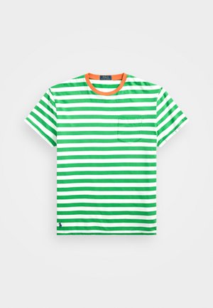 Žalias ir baltas dryžuotas marškinėlis su kontrastingu oranžiniu apykakliu, su krūtinės kišene ir mažuoju logotipu ant apvado.