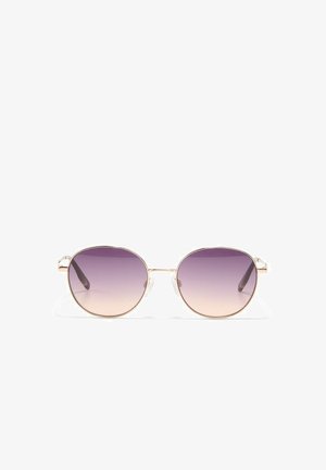 Lunettes de soleil rondes à monture métallique avec verres dégradés du violet au rose clair et plaquettes de nez ajustables sur fond blanc.