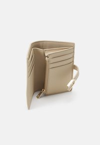 Furla FLOW COMPACT WALLET - Novčanik - avena