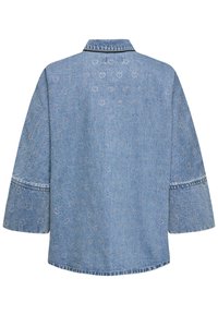 Denim srajca v svetlo modri barvi s ovratnikom, ohlapnimi rokavi in motivom srca. Ima kontrastne šive ob robu in na manšetah rokavov.