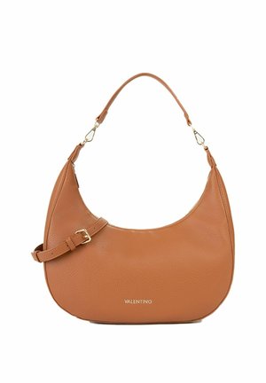 Sac à main en cuir brun cognac en forme de croissant avec une bandoulière réglable et un logo Valentino couleur or sur le devant.