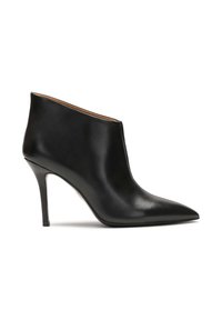 Bottine en cuir noir avec un bout pointu et un talon aiguille. Texture lisse avec un design minimaliste et sans quincaillerie ni accents visibles.