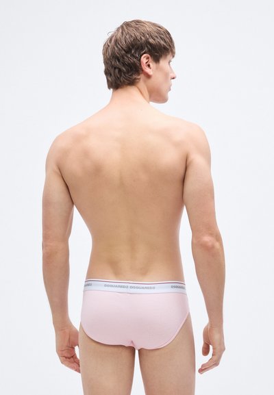 Ροζ ανδρικά εσώρουχα με ραβδωτή υφή, με αντιθετική ελαστική μέση με λευκή επωνυμία, εμφανιζόμενα από οπίσθια προοπτική.