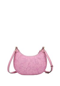 Rosa synthetische Schultertasche mit geschwungenem Design, geprägten Reisestempeln und einem schlanken, verstellbaren Trageriemen mit goldenen Hardwareakzenten.