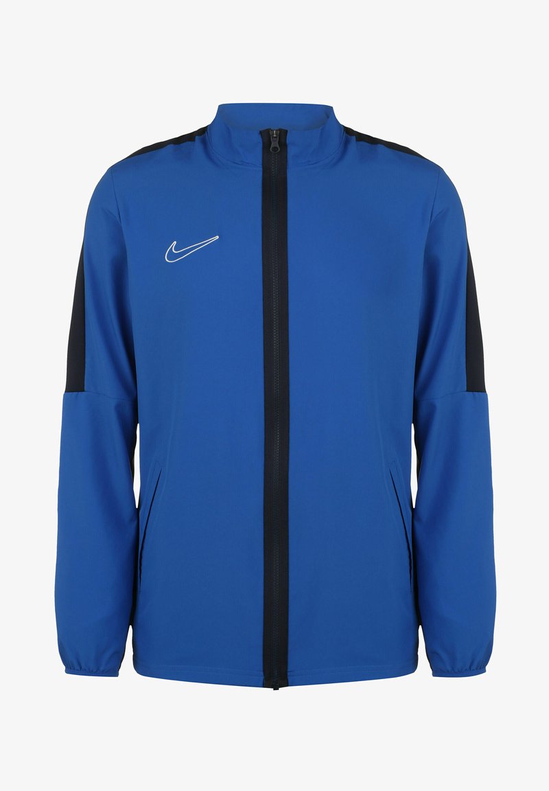 Blauwe Nike-jas met een volledige ritssluiting aan de voorkant, hoge kraag en zwarte accenten op de schouders. Gemaakt van lichtgewicht, soepel materiaal.