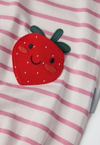 Katoenen T-shirt met een rode en groene aardbeienpatch; witte stof met roze horizontale strepen; soepele textuur; geborduurde details.