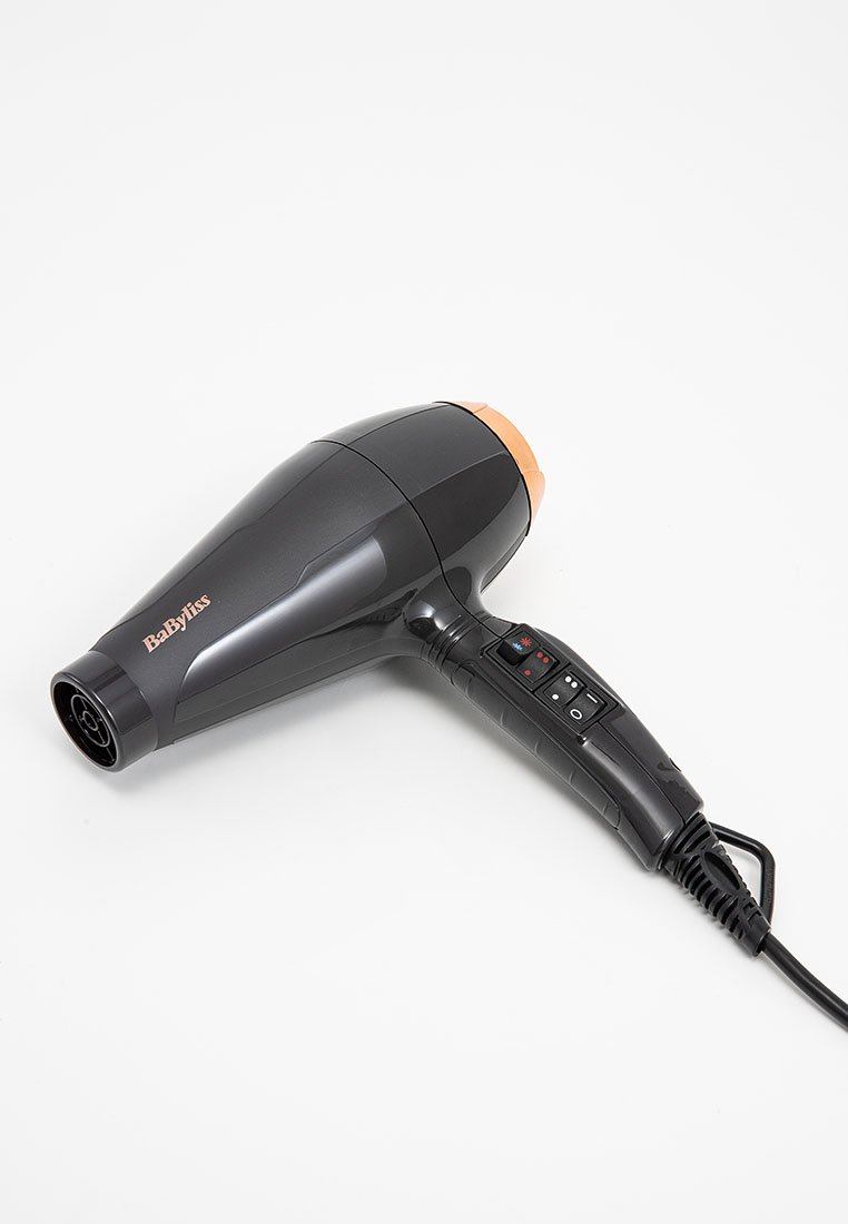 Czarna suszarka do włosów z teksturowanym uchwytem, pomarańczowymi akcentami i okrągłą końcówką. Posiada przyciski sterujące ustawieniami ciepła i prędkości.