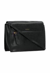 Borsa a tracolla in pelle nera con una texture liscia, chiusura a patta, accessori in metallo dorato e una tasca con zip frontale. Nome del marchio in rilievo sulla parte anteriore.
