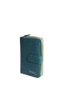Portafoglio in ecopelle verde acqua con una tasca con zip verde e beige, dotato di una chiusura frontale e di un marchio impresso. Forma rettangolare compatta.