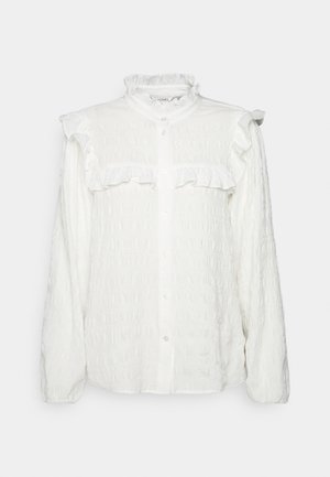 Witte blouse met lange mouwen van gestructureerde stof, met knopen aan de voorkant, een gerimpelde hoge kraag en ruffeldetails over de borst en schoudernaden.