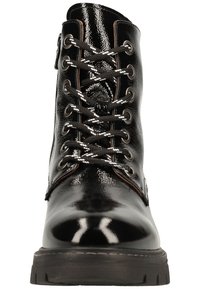 Černá kotníková bota z lakované kůže s kulatou špičkou, kovovými průchody a šedými tkaničkami. Má silnou černou gumovou podrážku a hladký, lesklý povrch.