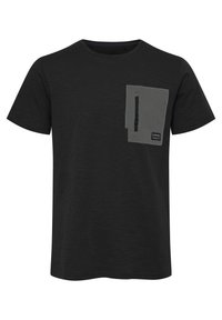 Czarny t-shirt z krótkim rękawem z szarym kieszonką z zamkiem błyskawicznym i metką. Materiał jest lekki z delikatną strukturą.