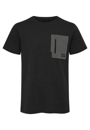 Schwarzes Kurzarm-T-Shirt mit einer grauen Tasche, die mit einem Reißverschluss ausgestattet ist und ein Etikett enthält. Der Stoff ist leicht und hat eine subtile Textur.
