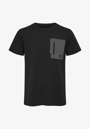 Čierne tričko s krátkym rukávom a šedými vreckami s celoplošným zipsom a štítkom. Textília je ľahká s jemnou textúrou.