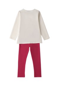 Langärmliges weißes Oberteil mit rundem Halsausschnitt, kombiniert mit rosa Leggings. Beide Kleidungsstücke haben eine glatte Textur und ein lässiges Design.